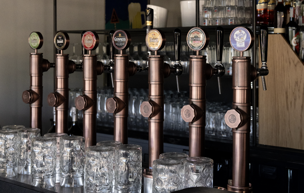 I rubinetti delle birre alla spina della Birreria Dolomiti Sirmione