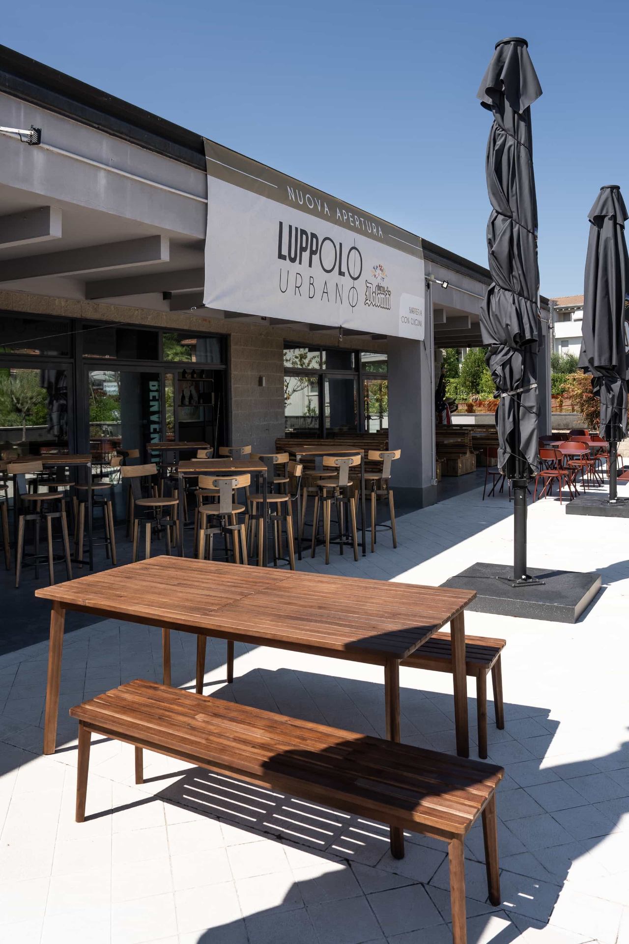Ingresso della birreria con insegna Luppolo Urbano